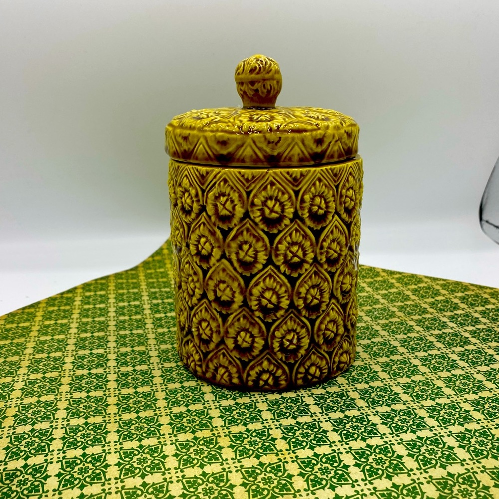 Embossed Biscuit Jar With Knob Lid